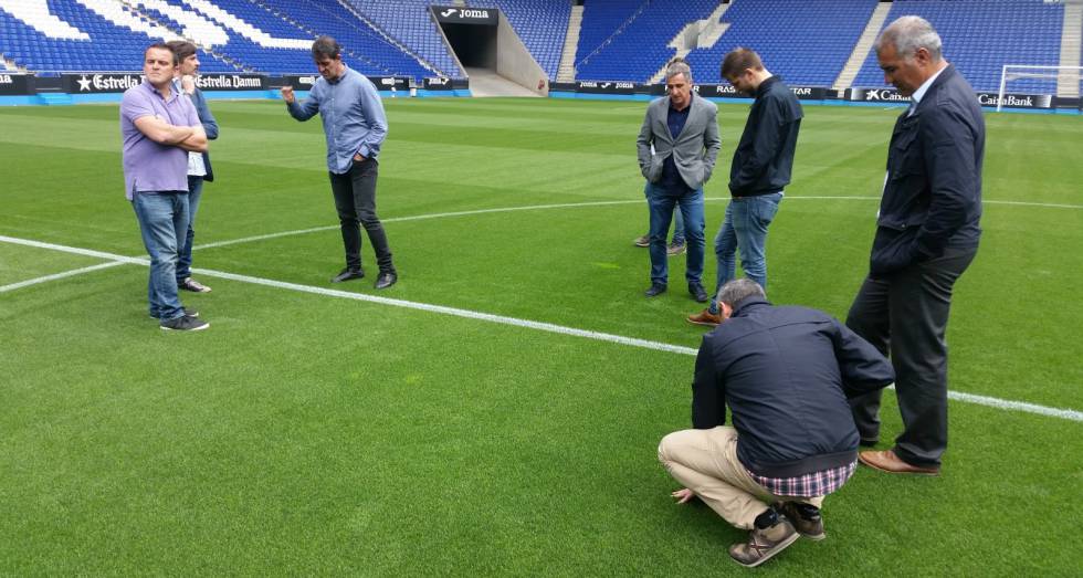 En el centro, con las manos en los bolsillos, Vicente Alpuente, en una reunión de responsables de céspedes en el estadio del Espanyol.