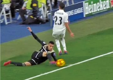 Las imágenes no aclaran si el balón salió en la jugada del tercer gol del Ajax
