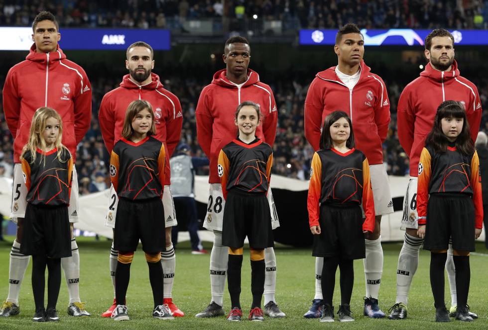 Las niñas junto a los jugadores del Real Madrid.