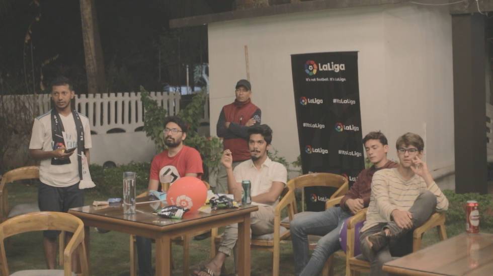 Nathan D'Costa (a la izquierda, con camiseta del Real Madrid y bufanda), entrenador de cantera en Forca Goa Foundation, la fundación del club de Superliga India FC Goa, con sus invitados.