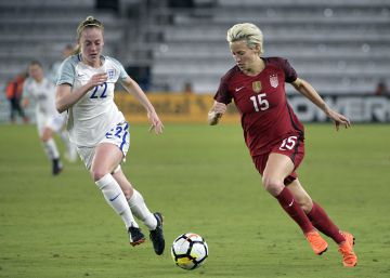 La selección de fútbol femenina de EEUU denuncia a la federación por discriminación