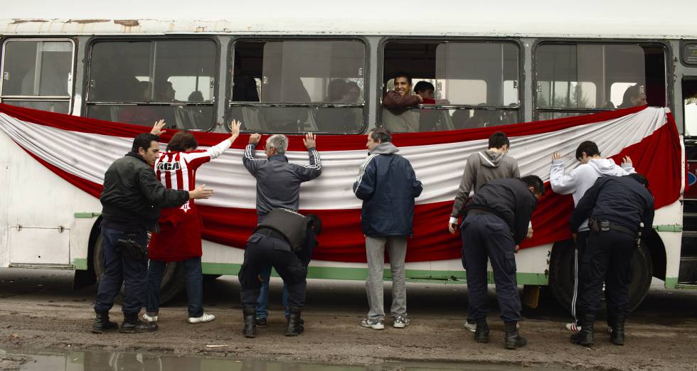 La policía revisa a aficionados de Estudiantes de La Plata, en un viaje a Buenos Aires, cuando aún estaban permitidos los hinchas visitantes.