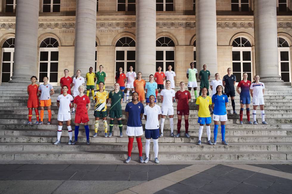Las jugadoras de 14 equipos clasificados para el Mundial de fútbol posan con las equipaciones de Nike tras el desfile delante del Palacio de la Bolsa de París.