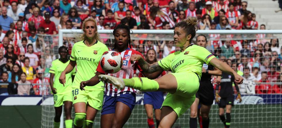María León despeja ante Ludmila durante el partido del Wanda.