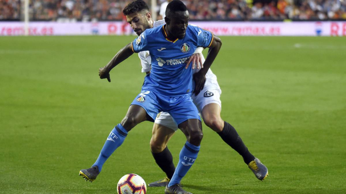 Djené protege el balón ante Piccini.