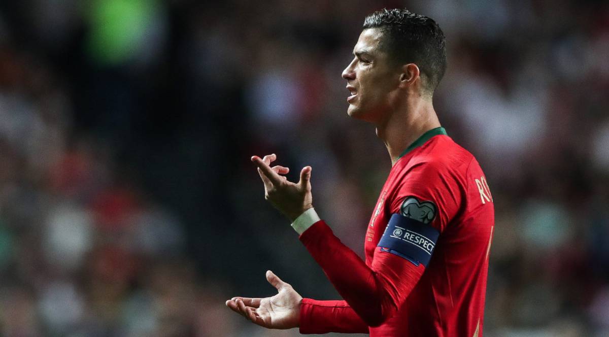 Cristiano se lamenta durante el Portugal-Serbia.