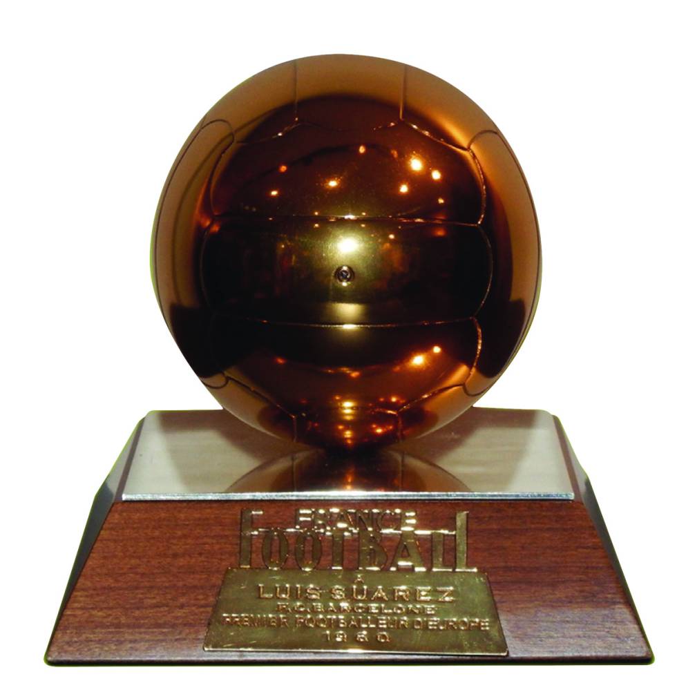 Luis Suárez recibió el único Balón de Oro ganado por un futbolista español gracias a sus actuaciones en el año 1960, cuando jugaba en el Barcelona. El trofeo, más pequeño que el que se entrega en la actualidad, se puede contemplar en el museo del FC Barcelona, que lo ha cedido a la muestra gallega hasta el 1 de septiembre.