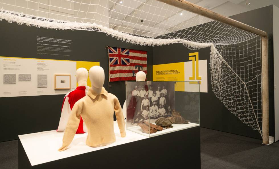 Además de las botas de Salvador Fojón, primer guardameta de la historia del Deportivo, pueden contemplarse otras piezas de indumentaria como guantes, espinilleras, boinas...