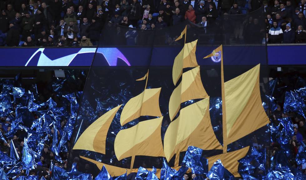 Un barco pirata 'navega' entre la afición del Manchester City en el último partido de Champions ante el Schalke.