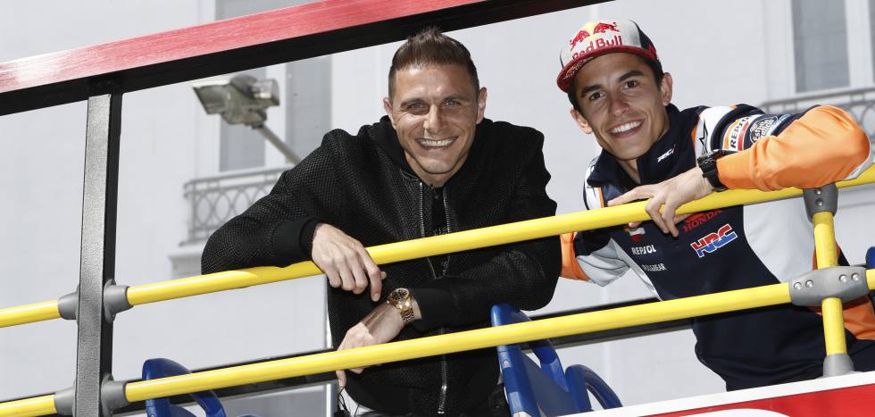 Joaquín y Márquez, juntos en un autobús turístico.