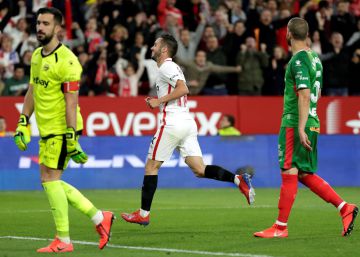 Sarabia da aire al Sevilla ante
el Alavés