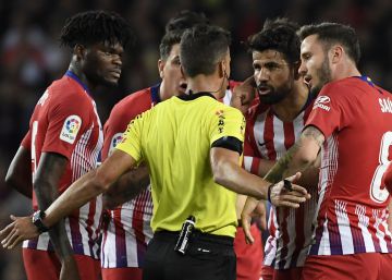 Diego Costa é suspenso por oito jogos por insultar e agarrar um árbitro
