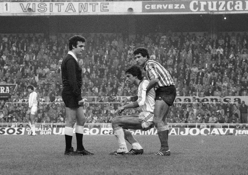 Tello (Betis) levanta Antonio Álvarez ante la presencia de Enríquez Negreira en el Sevilla - Betis (1-1) de la 198182.