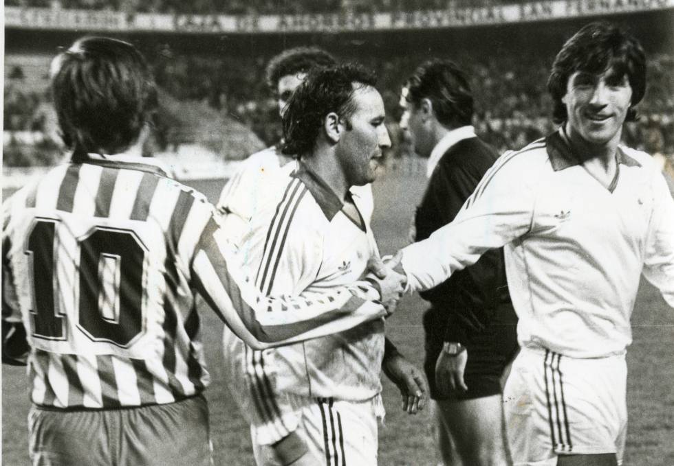Pablo Blanco (derecha) saluda a Cardeñosa en presencia de Sanjosé. Derbi en el Sánchez-Pizjuán de la temporada 198283.