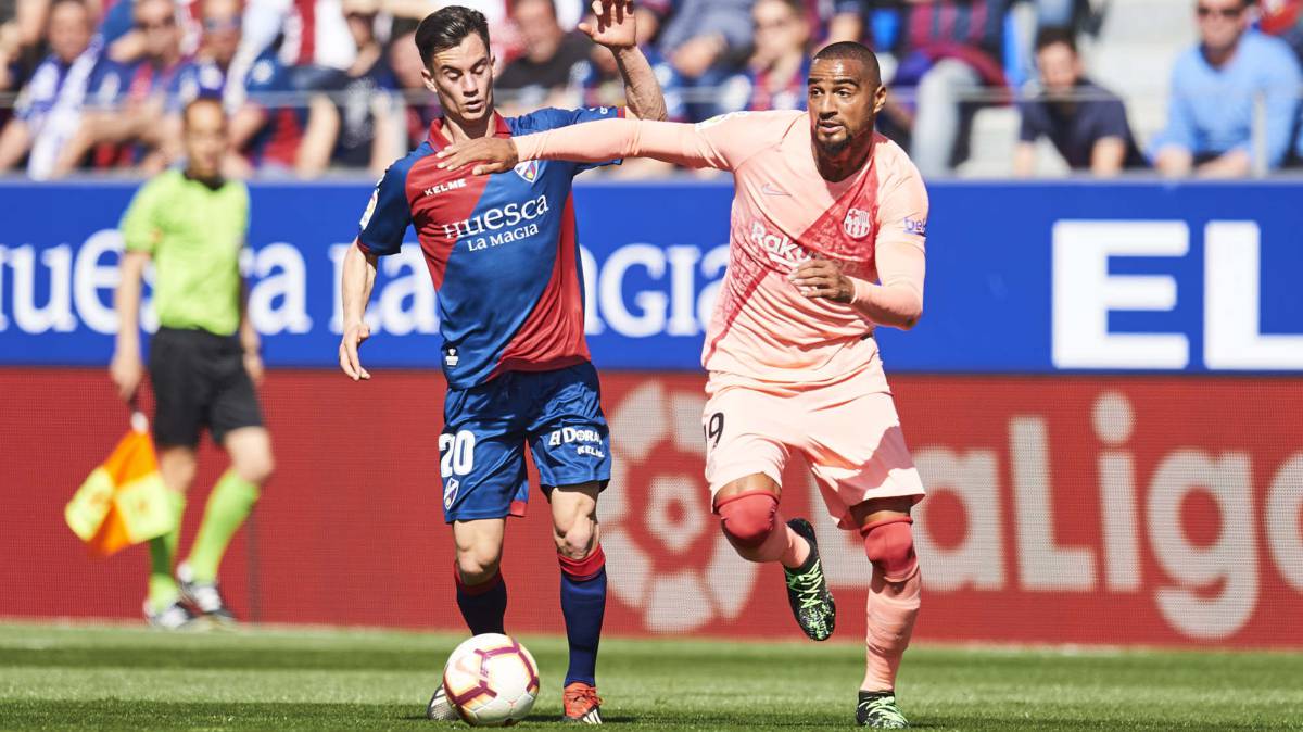 Boateng disputa el balón con Anor.