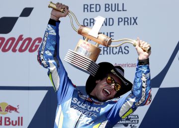 Rins se lleva la victoria, Rossi y Márquez la decepción