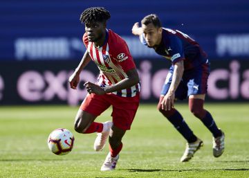 El Atlético gana en Eibar con escaso brillo