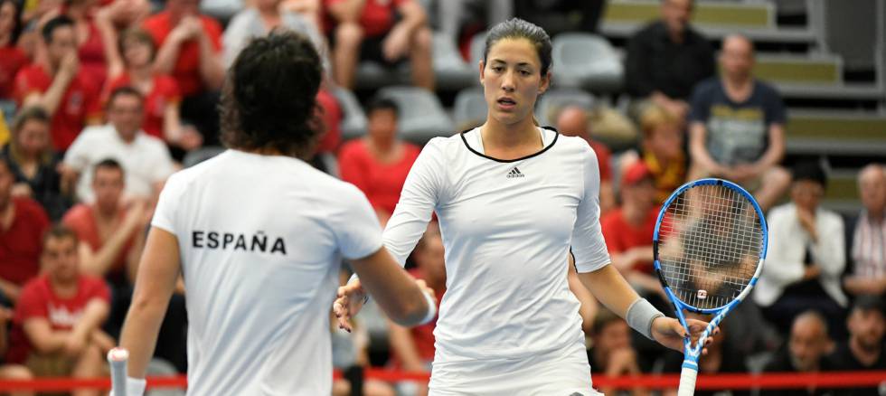 Suárez y Muguruza, durante el partido de dobles en Kortrijk.