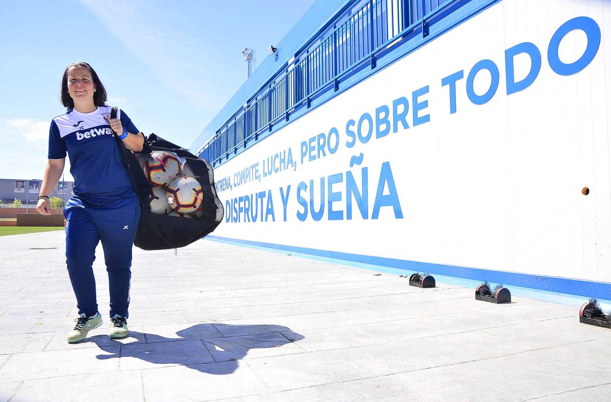 Jara Cuenca, con un saco de balones, en las instalaciones deportivas del CD Leganés.