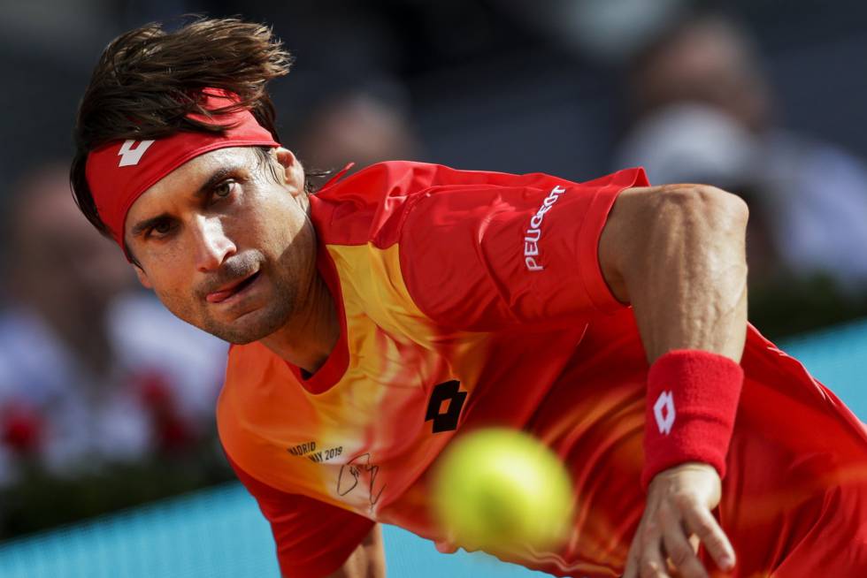 Ferrer se dispone a golpear la pelota, este martes en Madrid.