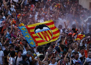 El presidente del Valencia se enfrenta a la Curva Nord