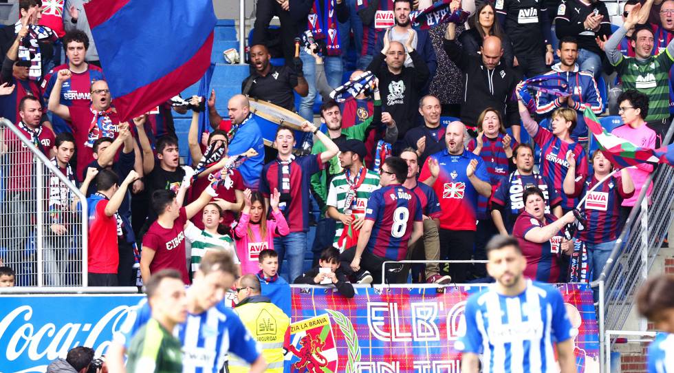 Miembros de la peña Eskozia La Brava animan a la SD Eibar en Mendizorroza, en el derbi de esta temporada.