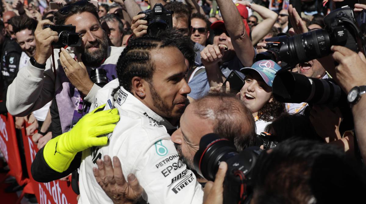Hamilton celebra su victoria en Montmeló.