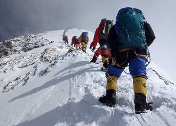 Espere sua vez para subir no Everest