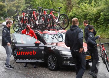 Dumoulin se retira bajo un diluvio helador y deja huérfano el Giro