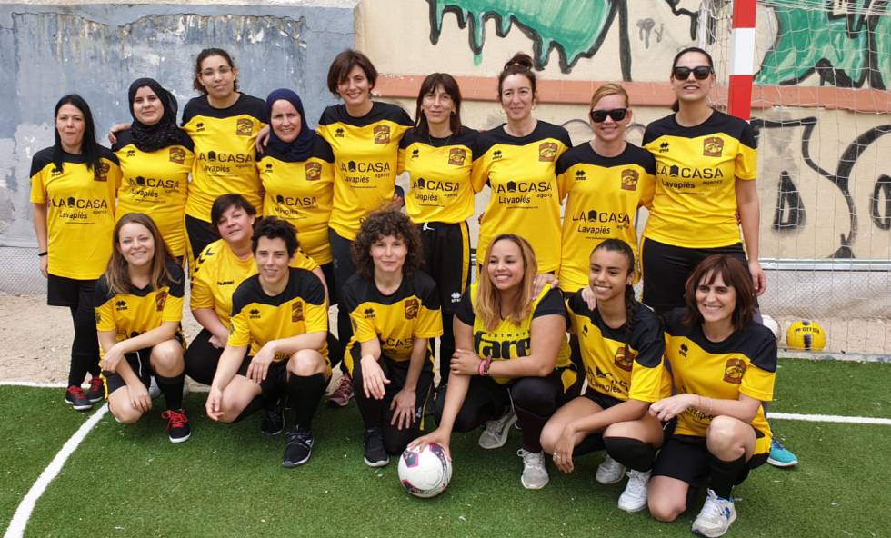 Algunas de las integrantes del equipo de madres de Dragones de Lavapiés.