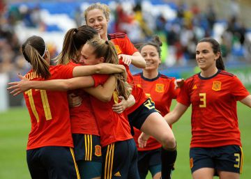 España golea con solvencia a Camerún (4-0)