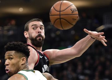 Leonard salva los muebles para los Raptors tras dos prórrogas ante los Bucks
