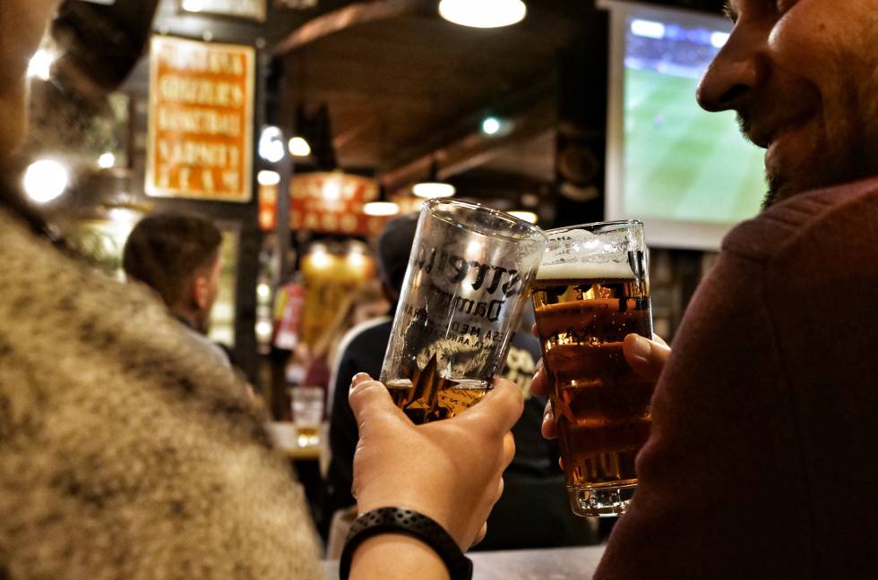 Aficionados del Barcelona brindan durante un partido.