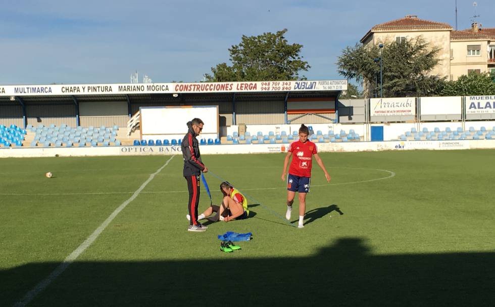 Patri Guijarro (D) junto al fisio Víctor del Potro, en el campo de entrenamiento de Tafalla.