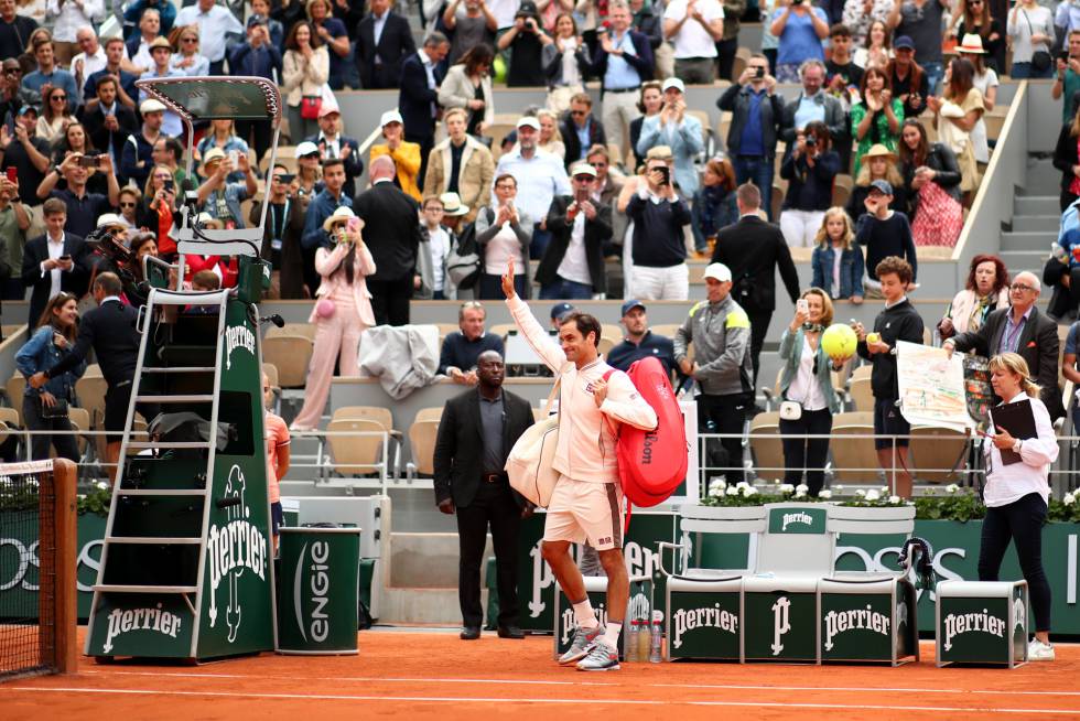 Federer saluda a la pista central de París.