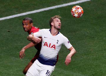 Harry Kane se pasea por el desierto