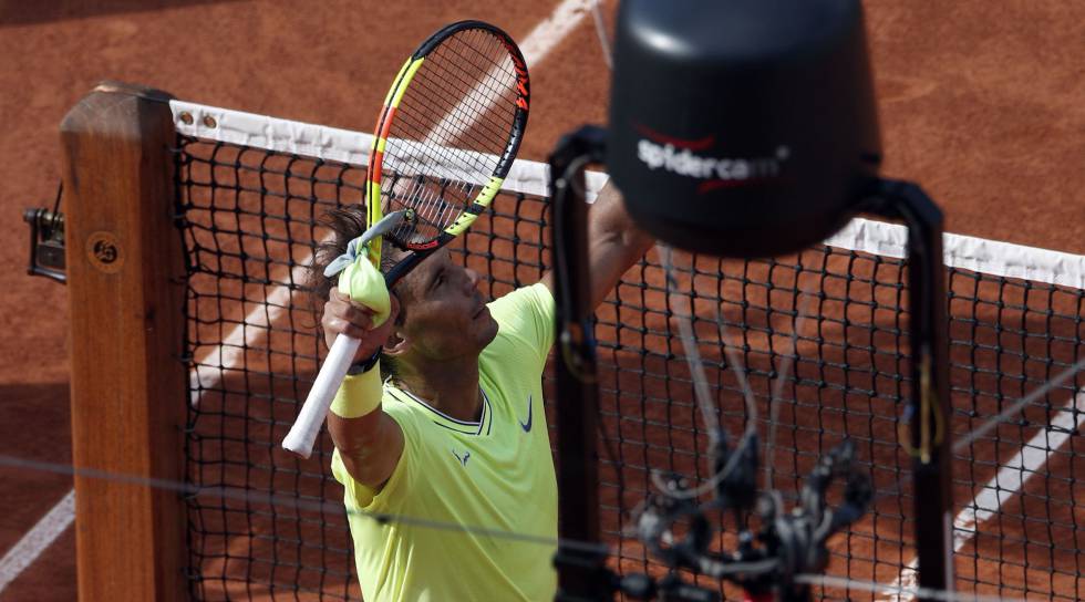 Nadal celebra su victoria, con la 'spider' en primer término.