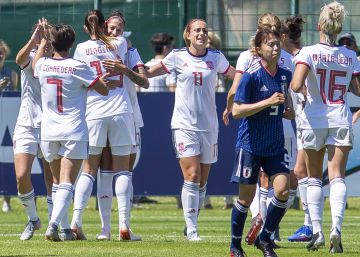 La selección femenina de fútbol, de una taza-regalo a un coche, pero sin chárter