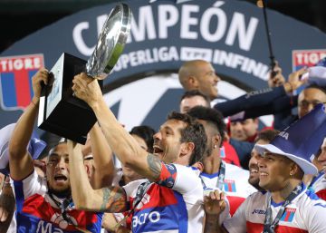 El último invento del fútbol argentino: un campeón descendido
