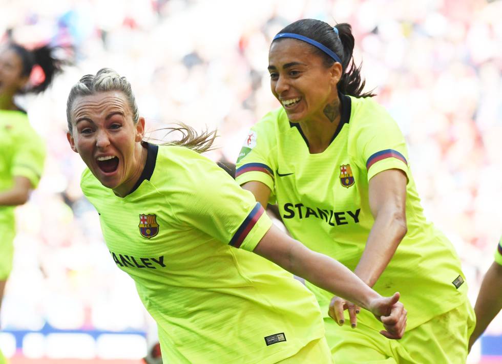 La inglesa Toni Duggan y la brasileña Andressa Alves, ambas internacionales y jugadoras del FC Barcelona, celebran un gol durante una jornada de la Liga Iberdrola.