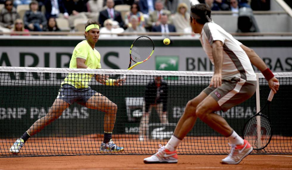 Nadal y Federer, durante un intercambio en el duelo de París.