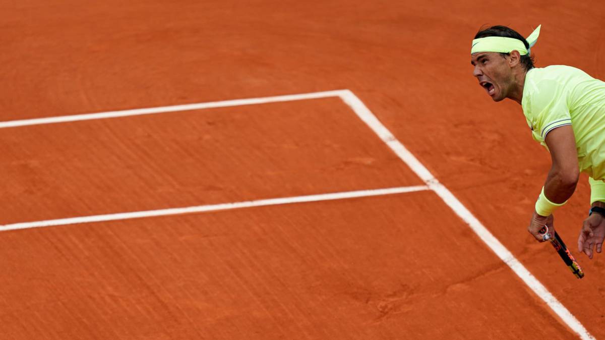 Nadal sirve durante la final contra Thiem en París.