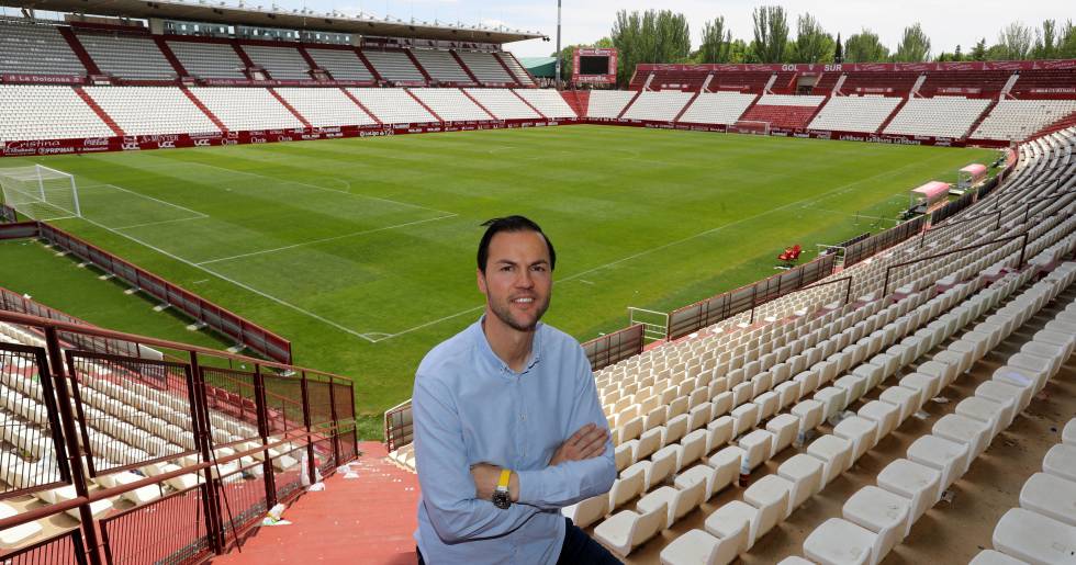 Víctor Varela, consejero delegado del Albacete, en el estadio Carlos Belmonte.
