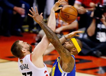Los árbitros fallaron al no señalar una falta de DeMarcus Cousins a Marc Gasol