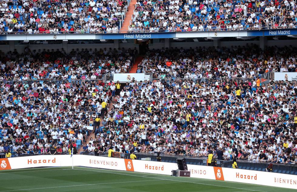 El Bernabéu se alza, durante la presentación de Hazard.