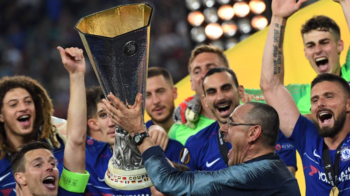 Maurizio Sarri, con la copa de la Europa League.