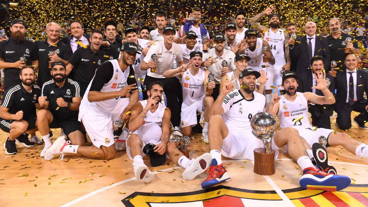 El Real Madrid celebra su título en el Palau.