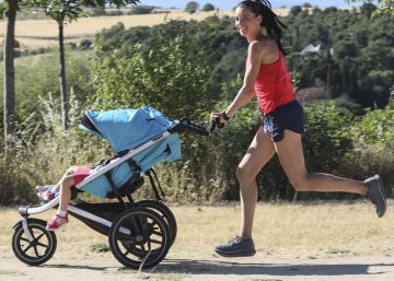 Ex-atleta bate recorde ao correr meia maratona com filhos no carrinho