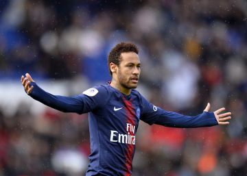 Neymar com a esquer
