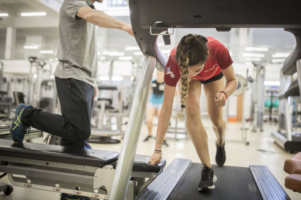 Claudia Camacho, entrenando las salidas.